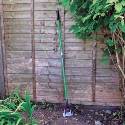KINGFISHER-HANDLED-DUTCH-HOE_KINGFISHER_DUTCH_HOE_.jpeg